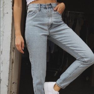 BRANDY MELVILLE JANE LIGHT WASH JEANS